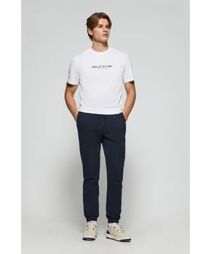 Unsere Jogginghose Ades mit ihrem lässigen, urbanen Design ist auf maximalen Komfort ausgelegt. Die Hose aus weicher Baumwolle mit flauschiger Innenseite ist ideal für den Alltag. Der verstellbare Gummibund mit farblich passendem Kordelzug und Logoabschlüssen sorgt für einen perfekten Sitz und ein ausgefeiltes Design. Die Seitentaschen, von denen eine mit einem Logo-Etikett verziert ist, und die Gesäßtasche, die mit einem Twill-Patch und gummiertem Logo verziert ist, sorgen für einen lässigen, modernen Look, Funktionalität und Stil. Kombinieren Sie sie mit Ihrem Lieblingssweatshirt und schon sind Sie für jede Gelegenheit gerüstet.