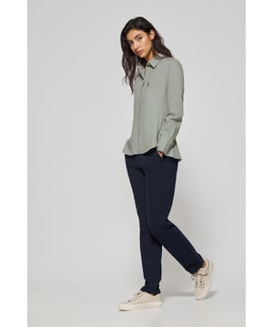 Unser Damenhemd Sefora ist aus mikrostrukturierter Baumwolle mit Garment-Dye-Behandlung gefertigt und kombiniert Raffinesse mit Komfort für jede Gelegenheit. Die Garment-Dye-Behandlung verleiht ihm ein strahlendes und langlebiges Finish. Der elegante französische Kragen verleiht ihm Charakter und Vielseitigkeit. Die Slim-Fit-Passform sorgt für einen bequemen Sitz, der die Figur betont. Die Logo-Knöpfe sorgen für ein raffiniertes Finish. Das seitliche Bandeau mit Logoprägung unterstreicht die Exklusivität des Kleidungsstücks. Die Seiten sind mit farblich abgesetzten Stickereien versehen, die dem Design eine besondere Note verleihen. Die Innenseite des Kragens und der Manschetten sind mit kontrastierenden Paspelierungen versehen, die für ein einzigartiges Design sorgen. Die farblich abgestimmte Rigby Go Stickerei auf der Brust verleiht dem Hemd eine unverwechselbare Note.