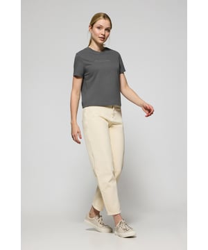 Kurzärmliges Damen-T-Shirt im Boxy Fit mit geripptem Rundkragen. Hergestellt aus 100 % Baumwolle mit Peach-Effekt und hoher Stoffdichte, die das Kleidungsstück bequemer, weicher und haltbarer macht. Mit zentralem Minimal Combo Logo und personalisierten Nahtabschlüssen am Kragen. Dieses Kleidungsstück lässt sich perfekt mit jeder Art von Kleidung kombinieren und verleiht Ihrem Look einen jugendlichen Touch.