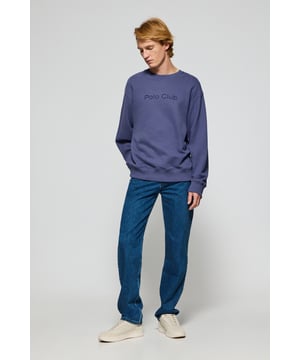 Dieses Herren-Sweatshirt mit Rundhalsausschnitt aus weicher Baumwolle ist ein Must-have für Ihre Garderobe. Seine lockere Passform bietet Komfort und Stil, ideal für alle, die einen lässigen, urbanen Look suchen. Der Rundhalsausschnitt, die Ärmelbündchen und der Bund sind für eine optimale Passform gerippt. Kontrastfarbenes Nahtband an der Innenseite des Kragens. Die flauschige Innenseite bietet ein warmes und weiches Tragegefühl, perfekt für kühlere Tage. Das gummierte Polo Club Logo ist auf die Farbe des Sweatshirts abgestimmt und sorgt für ein minimalistisches und raffiniertes Design. Dieses Kleidungsstück lässt sich ideal mit Jeans oder Chinohosen kombinieren, um einen lässigen Stil mit einem raffinierten Touch zu erzielen.