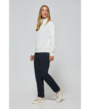 Polo Club hat seine Damen-Kollektion um dieses Sweatshirt mit kurzem Reißverschluss und hohem Kragen erweitert. Kurze und entspannte Passform. Lange Ärmel mit gerippten Bündchen und gerippter Saum für einen besseren Sitz. Flauschige Innenseite. Unsere Basics sind von außergewöhnlicher Qualität und überlassen kein Detail dem Zufall. Sie sind mit der klassischen Rigby Go Logo-Stickerei auf der Brust und kontrastierenden Nahtabschlüssen personalisiert. Ideal in Kombination mit Jeans oder Jogginghose.