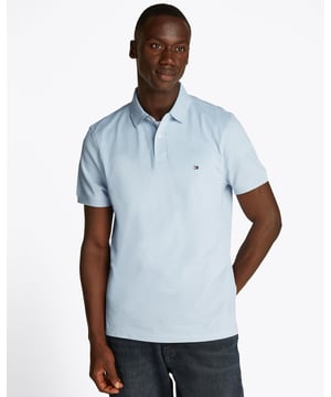 Mit seinem klassischen Schnitt und der dezenten Gestaltung wird dieses Piqué-Polo eine wertvolle Ergänzung deiner Smart-Casual-Garderobe sein.

Highlights
• Stretch-Piqué aus Bio-Baumwolle
• Polo-Kragen
• Zweiknopfleiste
• Tommy Hilfiger Branding
• Tommy Hilfiger Flaggenstickerei auf der Brust

Form & Passform
• Reguläre Passform

Zusammensetzung & Pflege
• 96% Bio-Baumwolle, 4% Elasthan

Stil
MW0MW17770