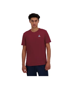 T-Shirt Le Coq Sportif Essential N1 Herren Bordeaux Baumwolle. Authentisches Kleidungsstück der Marke Le Coq Sportif - Streetwear/Sportswear-Design von Le Coq Sportif - Le Coq Sportif für Herren, ideal für den Alltag - T-Shirt Le Coq Sportif in Bordeaux passt perfekt zu den restlichen Teilen Ihrer Garderobe - bequeme Baumwollqualität - klassisch - Essential N1 -