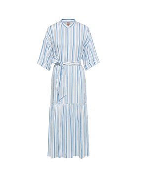 Women's Boss Dalinena Dress. A minimalist dress with a mandarin collar and a full, beautifully flowing hem. The dress has a dropped shoulder line and a relaxed fit. The perfect choice for those who want to dress elegantly and look modern at the same time. Material: 55% Linen, 30% Viscose, 15% Lyocell. Ref: 50489755975.