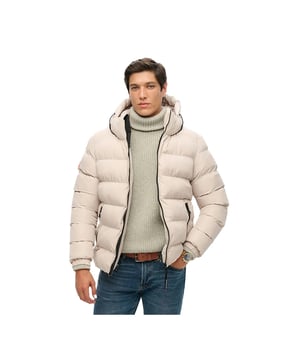 Superdry Herren Pufferjacke Grau Polyester. Authentisches Kleidungsstück der Marke Superdry - Streetwear/Sportswear Design von Superdry - Superdry für Herren, perfekt für den Alltag - Die graue Superdry Doudoune lässt sich hervorragend mit dem Rest Ihrer Garderobe kombinieren - bequeme Polyester-Materialien - klassisch - Puffer -
