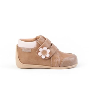 Una línea actual. Cómodos y blanditos, perfectos para los pies de los más pequeños. Zapato tipo botita con el talón más alto fabricado en piel. La parte interior está fabricada con forro de piel natural, protector de punteras y talones, planta con puente anatómico y suela de goma antideslizante. Neo Gateo es un sistema patentado de AngelitoS. La suela se adapta en el pie envolviendo desde la puntera hasta la parte más alta del tobillo, mejora su equilibrio y aporta una mayor estabilidad. Calzado diseñado y fabricado en España ideal para preandantes y niños que ya han empezado a dar sus primeros pasos.