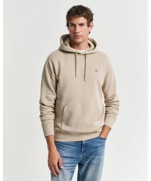 Kapuzen-Sweater für Herren von der Marke GANT. Angenehm weiche Loopback-Jersey-Qualität aus Baumwoll-Mix. GANT Wappen-Stickerei. Mit Kängurutasche.