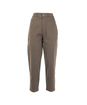 Entdecken Sie die Damenhosen von Reign, die mit Präzision und Hingabe zur Qualität hergestellt werden. Diese Hose ist das Ergebnis exzellenter italienischer Handwerkskunst, die traditionelle handwerkliche Methoden mit hochwertigen Materialien kombiniert. Ein unverzichtbares und langlebiges Kleidungsstück, das Ihre Garderobe mit einem Hauch von dauerhafter Raffinesse bereichert.