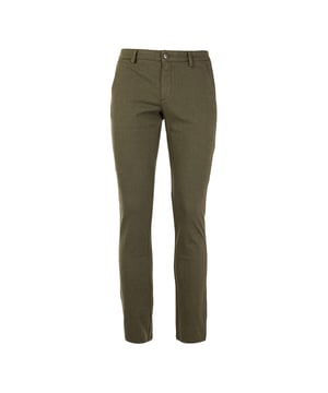 Die Reign-Hose für Herren ist die perfekte Kombination aus Eleganz und Komfort. Sie ist aus hochwertigen Stoffen gefertigt und bietet eine optimale Passform und Haltbarkeit. Raffinierte Details, wie die präzise Verarbeitung und die Auswahl edler Materialien, machen sie ideal für Beruf und Freizeit. Ein vielseitiges und stilvolles Kleidungsstück, das in keinem Kleiderschrank eines Mannes fehlen darf.