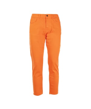 De Reign herenbroek is de perfecte combinatie van elegantie en comfort. Ze zijn gemaakt van hoogwaardige stoffen en bieden een optimale pasvorm en duurzaamheid. Verfijnde details, zoals de precieze afwerking en de keuze van fijne materialen, maken ze ideaal voor zowel werk als vrije tijd. Een veelzijdig en stijlvol kledingstuk dat niet mag ontbreken in de garderobe van elke man.