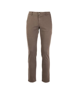 De Reign herenbroek is de perfecte combinatie van elegantie en comfort. Ze zijn gemaakt van hoogwaardige stoffen en bieden een optimale pasvorm en duurzaamheid. Verfijnde details, zoals de precieze afwerking en de keuze van fijne materialen, maken ze ideaal voor zowel werk als vrije tijd. Een veelzijdig en stijlvol kledingstuk dat niet mag ontbreken in de garderobe van elke man.