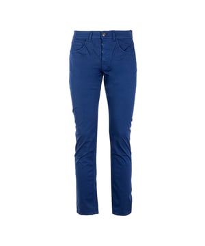 Die Reign-Hose für Herren ist die perfekte Verbindung von Eleganz und Komfort. Sie ist aus hochwertigen Stoffen gefertigt und bietet eine optimale Passform und Haltbarkeit. Raffinierte Details, wie die präzise Verarbeitung und die Auswahl edler Materialien, machen sie ideal für Beruf und Freizeit. Ein vielseitiges und stilvolles Kleidungsstück, das in keinem Kleiderschrank eines Mannes fehlen darf.