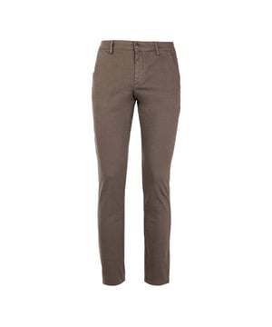 De Reign herenbroek is de perfecte combinatie van elegantie en comfort. Ze zijn gemaakt van hoogwaardige stoffen en bieden een optimale pasvorm en duurzaamheid. Verfijnde details, zoals de precieze afwerking en de keuze van fijne materialen, maken ze ideaal voor zowel werk als vrije tijd. Een veelzijdig en stijlvol kledingstuk dat niet mag ontbreken in de garderobe van elke man.
