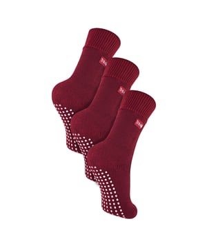 Calcetines térmicos para niños THMO: Bienvenido al cálido abrazo de THMO Kids Thermal Slipper Socks, la elección definitiva para mantener los pies de tus pequeños cómodos y acogedores mientras se embarcan en sus aventuras bajo techo. Diseñados con una parte superior elástica y cómoda que se amolda a la pierna, estos calcetines garantizan un ajuste ceñido sin anillos que aprieten, favoreciendo la buena circulación y la comodidad durante todo el día. Equipados con una plantilla acolchada, ofrecen una capa extra de apoyo para esos pies pequeños y bulliciosos. Pero la comodidad no acaba aquí. Con doble cepillado en el interior, estos calcetines son una fortaleza contra el frío, atrapando el aire caliente cerca de la piel y manteniendo sus pies y piernas maravillosamente calientes. Disponibles en una gama de colores que incluye el negro, el azul marino, el fucsia y el morado, y en tres tallas para niños, estos calcetines están adornados con la icónica insignia de THMO, que muestra su calidad y estilo. Fabricados con una mezcla de 93% de acrílico, 6% de poliamida y 1% de elastano, están diseñados para ofrecer comodidad, calidez y estilo. Además, son lavables a máquina a 40 grados, lo que los hace tan prácticos como adorables. Detalles esenciales del producto: - Elásticos y cómodos - Doble cepillado para un máximo abrigo - Agarres antideslizantes para un juego seguro - Disponibles en 4 colores vivos - 3 tamaños adecuados para niños - Fabricados con una mezcla cálida y duradera - Lavables a máquina para un cuidado fácil