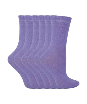 Calcetines de algodón de colores lisos para niños de Sock Snob: Unos calcetines fiables para el día a día son esenciales para todos los niños, tanto si los usan para ir al colegio como para vestir de sport. Estos calcetines de algodón son suaves y cómodos, además de aportar una buena selección de colores vivos al cajón de los calcetines de tu hijo. Además, estos calcetines tienen una excelente relación calidad-precio. Estos calcetines tienen un 55% de algodón para aumentar la suavidad y el confort. El algodón es una fibra muy transpirable, por lo que estos calcetines son perfectos para todo el año. Refrescarán tus pies en verano y mantendrán el calor durante el invierno. En este pack de 6 pares encontrarás calcetines duraderos y fiables para cualquier actividad, incluyendo el colegio y otras actividades. Hay 8 colores para elegir, hay colores más conservadores como el negro, azul marino y gris para uniformes escolares y colores brillantes y aventureros como el rojo, rosa, verde y morado. También hay 2 tallas para que encuentres la que mejor te queda. Estas tallas son 12-3 UK 1-4 US 31-36 EUR y 9-12 UK 10-1 US 27-31 EUR. Están hechos de 55% algodón, 25% poliéster, 18% poliamida y 2% elastano, y se pueden lavar a máquina. Detalles adicionales del producto: Calcetines para niños 8 colores 2 tallas Suaves y cómodos 55% Algodón 25% Poliéster 18% Poliamida y 2% Elastano Value Pack Ideales para el colegio y para uso informal Lavables a máquina
