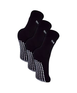 Calcetines térmicos para niños THMO: Bienvenido al cálido abrazo de THMO Kids Thermal Slipper Socks, la elección definitiva para mantener los pies de tus pequeños cómodos y acogedores mientras se embarcan en sus aventuras bajo techo. Diseñados con una parte superior elástica y cómoda que se amolda a la pierna, estos calcetines garantizan un ajuste ceñido sin anillos que aprieten, favoreciendo la buena circulación y la comodidad durante todo el día. Equipados con una plantilla acolchada, ofrecen una capa extra de apoyo para esos pies pequeños y bulliciosos. Pero la comodidad no acaba aquí. Con doble cepillado en el interior, estos calcetines son una fortaleza contra el frío, ya que atrapan el aire caliente cerca de la piel y mantienen los pies y las piernas maravillosamente calientes. Disponibles en una gama de colores que incluye el negro, el azul marino, el fucsia y el morado, y en tres tallas para niños, estos calcetines están adornados con la icónica insignia de THMO, que muestra su calidad y estilo. Fabricados con una mezcla de 93% de acrílico, 6% de poliamida y 1% de elastano, están diseñados para ofrecer comodidad, calidez y estilo. Además, son lavables a máquina a 40 grados, lo que los hace tan prácticos como adorables. Detalles esenciales del producto: - Elásticos y cómodos - Doble cepillado para un máximo abrigo - Agarres antideslizantes para un juego seguro - Disponibles en 4 colores vivos - 3 tamaños adecuados para niños - Fabricados con una mezcla cálida y duradera - Lavables a máquina para un cuidado fácil