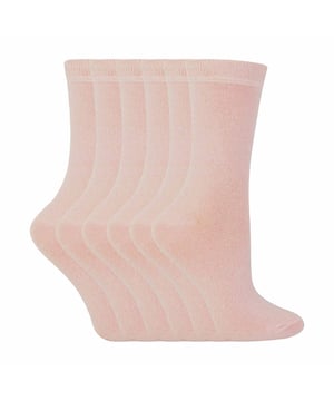 Calcetines de algodón de colores lisos para niños de Sock Snob: Unos calcetines fiables para el día a día son esenciales para todos los niños, tanto si los usan para ir al colegio como para vestir de sport. Estos calcetines de algodón son suaves y cómodos, además de aportar una buena selección de colores vivos al cajón de los calcetines de tu hijo. Además, estos calcetines tienen una excelente relación calidad-precio. Estos calcetines tienen un 55% de algodón para aumentar la suavidad y el confort. El algodón es una fibra muy transpirable, por lo que estos calcetines son perfectos para todo el año. Refrescarán tus pies en verano y mantendrán el calor durante el invierno. En este pack de 6 pares encontrarás calcetines duraderos y fiables para cualquier actividad, incluyendo el colegio y otras actividades. Hay 8 colores para elegir, hay colores más conservadores como el negro, azul marino y gris para uniformes escolares y colores brillantes y aventureros como el rojo, rosa, verde y morado. También hay 2 tallas para que encuentres la que mejor te queda. Estas tallas son 12-3 UK 1-4 US 31-36 EUR y 9-12 UK 10-1 US 27-31 EUR. Están hechos de 55% algodón, 25% poliéster, 18% poliamida y 2% elastano, y se pueden lavar a máquina. Detalles adicionales del producto: Calcetines para niños 8 colores 2 tallas Suaves y cómodos 55% Algodón 25% Poliéster 18% Poliamida y 2% Elastano Value Pack Ideales para el colegio y para uso informal Lavables a máquina