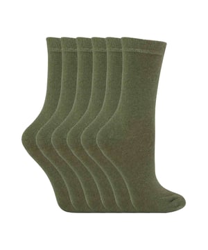 Calcetines de algodón de colores lisos para niños de Sock Snob: Unos calcetines fiables para el día a día son esenciales para todos los niños, tanto si los usan para ir al colegio como para vestir de sport. Estos calcetines de algodón son suaves y cómodos, además de aportar una buena selección de colores vivos al cajón de los calcetines de tu hijo. Además, estos calcetines tienen una excelente relación calidad-precio. Estos calcetines tienen un 55% de algodón para aumentar la suavidad y el confort. El algodón es una fibra muy transpirable, por lo que estos calcetines son perfectos para todo el año. Refrescarán tus pies en verano y mantendrán el calor durante el invierno. En este pack de 6 pares encontrarás calcetines duraderos y fiables para cualquier actividad, incluyendo el colegio y otras actividades. Hay 8 colores para elegir, hay colores más conservadores como el negro, azul marino y gris para uniformes escolares y colores brillantes y aventureros como el rojo, rosa, verde y morado. También hay 2 tallas para que encuentres la que mejor te queda. Estas tallas son 12-3 UK 1-4 US 31-36 EUR y 9-12 UK 10-1 US 27-31 EUR. Están hechos de 55% algodón, 25% poliéster, 18% poliamida y 2% elastano, y se pueden lavar a máquina. Detalles adicionales del producto: Calcetines para niños 8 colores 2 tallas Suaves y cómodos 55% Algodón 25% Poliéster 18% Poliamida y 2% Elastano Value Pack Ideales para el colegio y para uso informal Lavables a máquina