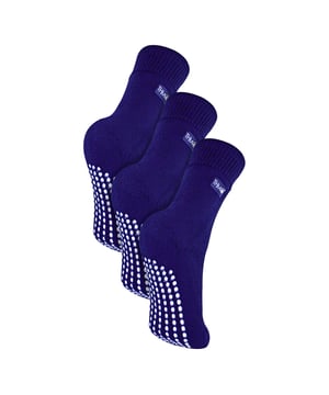 Calcetines térmicos para niños THMO: Bienvenido al cálido abrazo de THMO Kids Thermal Slipper Socks, la elección definitiva para mantener los pies de tus pequeños cómodos y acogedores mientras se embarcan en sus aventuras bajo techo. Diseñados con una parte superior elástica y cómoda que se amolda a la pierna, estos calcetines garantizan un ajuste ceñido sin anillos que aprieten, favoreciendo la buena circulación y la comodidad durante todo el día. Equipados con una plantilla acolchada, ofrecen una capa extra de apoyo para esos pies pequeños y bulliciosos. Pero la comodidad no acaba aquí. Con doble cepillado en el interior, estos calcetines son una fortaleza contra el frío, ya que atrapan el aire caliente cerca de la piel y mantienen los pies y las piernas maravillosamente calientes. Disponibles en una gama de colores que incluye el negro, el azul marino, el fucsia y el morado, y en tres tallas para niños, estos calcetines están adornados con la icónica insignia de THMO, que muestra su calidad y estilo. Fabricados con una mezcla de 93% de acrílico, 6% de poliamida y 1% de elastano, están diseñados para ofrecer comodidad, calidez y estilo. Además, son lavables a máquina a 40 grados, lo que los hace tan prácticos como adorables. Detalles esenciales del producto: - Elásticos y cómodos - Doble cepillado para un máximo abrigo - Agarres antideslizantes para un juego seguro - Disponibles en 4 colores vivos - 3 tamaños adecuados para niños - Fabricados con una mezcla cálida y duradera - Lavables a máquina para un cuidado fácil