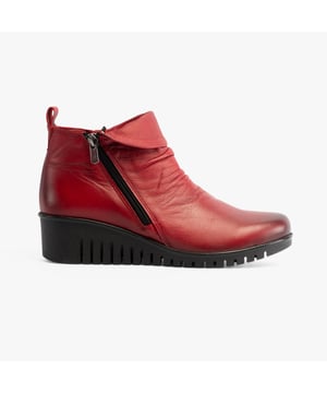 Lotus CORDELIA Womens Boots Red

  
 *   Upper Material: Leather 
 *  Lining Material: Textile 
 *  Sole Material: Rubber 
 *  Closure/Fastening: Zip 
 *  Features: Comfort 
 *  Heel Type: Wedge 
 *  Toe Shape: Round 
 *  Shoe Width: Regular 
 *  Item Weight: 0 KG 
 *  Heel Height: Low (2.5-4.9cm) 
 *  Shoe Shaft Height: Ankle 
 *  Boot Style: Ankle Boots 
 *  Gift Boxed: No  Product Code: ULB299RR0