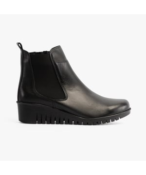 Lotus DRESDEN Womens Boots Black

  
 *   Upper Material: Leather 
 *  Lining Material: Textile 
 *  Sole Material: Rubber 
 *  Closure/Fastening: Zip 
 *  Features: Comfort,Elasticated Side Panel 
 *  Heel Type: Wedge 
 *  Toe Shape: Round 
 *  Shoe Width: Regular 
 *  Item Weight: 0 KG 
 *  Heel Height: Low (2.5-4.9cm) 
 *  Shoe Shaft Height: Ankle 
 *  Boot Style: Ankle Boots 
 *  Gift Boxed: No  Product Code: ULB382BB0