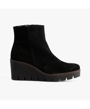 Gabor UTOPIA Womens Ankle Boots Black

  
 *   Upper Material: Suede 
 *  Lining Material: Leather 
 *  Sole Material: Rubber 
 *  Closure/Fastening: Zip 
 *  Features: Comfort,Breathable 
 *  Heel Type: Wedge 
 *  Toe Shape: Round 
 *  Shoe Width: Regular 
 *  Item Weight: 0 KG 
 *  Heel Height: Medium (5-7.4cm) 
 *  Shoe Shaft Height: Ankle 
 *  Boot Style: Ankle Boots 
 *  Single Or Multi Pack?: Single 
 *  Gift Boxed: No  Product Code: 54.780.17