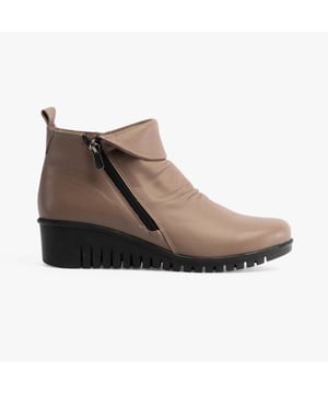 Lotus CORDELIA Womens Boots Clay

  
 *   Upper Material: Leather 
 *  Lining Material: Textile 
 *  Sole Material: Rubber 
 *  Closure/Fastening: Zip 
 *  Features: Comfort 
 *  Heel Type: Wedge 
 *  Toe Shape: Round 
 *  Shoe Width: Regular 
 *  Item Weight: 0 KG 
 *  Heel Height: Low (2.5-4.9cm) 
 *  Shoe Shaft Height: Ankle 
 *  Boot Style: Ankle Boots 
 *  Gift Boxed: No  Product Code: ULB299DC0