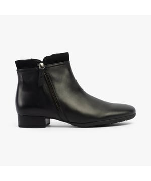 Gabor BRIANO Womens Ankle Boots Black

  
 *   Upper Material: Leather 
 *  Lining Material: Textile 
 *  Sole Material: Rubber 
 *  Closure/Fastening: Zip 
 *  Features: Comfort 
 *  Heel Type: Block 
 *  Toe Shape: Round 
 *  Shoe Width: Wide 
 *  Item Weight: 0 KG 
 *  Heel Height: Low (2.5-4.9cm) 
 *  Shoe Shaft Height: Ankle 
 *  Boot Style: Ankle Boots 
 *  Gift Boxed: No  Product Code: 52.718.57