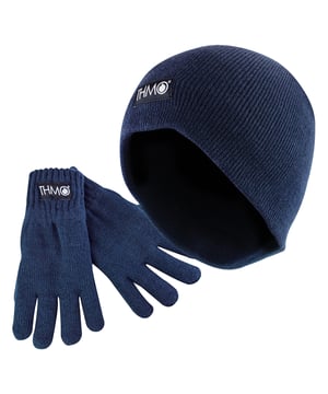 THMO - Juego de gorro y guantes de Thinsulate para niños: Cuando llegan las temperaturas invernales, es esencial asegurarse de que los niños están bien abrigados. Si buscas accesorios con un tejido experto y un forro eficaz, este conjunto de gorro y guantes THMO para niños con forro Thinsulate es lo que necesitas para mantener a tus hijos abrigados y protegidos incluso durante las peleas de bolas de nieve. Los guantes tienen dos capas incorporadas para facilitar el proceso de mantener las manos calientes. La capa exterior está tejida con 100% acrílico y está ahí para proteger las manos de los elementos fríos. Este gorro de invierno tiene un forro térmico 3M Thinsulate de 40 gramos, ideal para mantener las orejas y la cabeza calentitas. Thinsulate es bien conocido por mantener el calor y es considerado uno de los forros más eficaces. . La insignia del logotipo THMO se encuentra en las prendas, separando su conjunto de accesorios del resto. Estos gorros y guantes están disponibles en 3 colores: negro, gris y azul marino, y hay 4 tallas para elegir. Las tallas correspondientes son las siguientes:. Pequeña = Gorro 7-10 Años - Guantes 8-9 Años Mediana = Gorro 7-10 Años - Guantes 10-11 Años Grande = Gorro 11-13 Años - Guantes 10-11 Años X-Grande = Gorro 11-13 Años - Guantes 12-13 Años. Detalles adicionales del producto: Juego de gorro y guantes THMO para niños 100% acrílico Forro 3M Thinsulate Aislamiento experto Puño seguro (guantes) Puño giratorio (gorro) Hecho para climas fríos 4 tallas opcionales