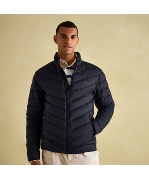 Joules GARRETT Mens Jacket Navy

Closure/Fastening: Zip

Features: Comfort,Shower Proof

Item Weight: 0.4 KG

Clothing Fit: Regular

Single Or Multi Pack?: Single

Gift Boxed: No

Material Composition: Main &amp; Lining: 100% Nylon | Wadding: 100% Recycled Polyester

Jacket Type: Padded

Clothing Features: Padded with Wadding | Chevron Quilting Inside and Out | Elasticated Cuffs with Binding
Product Code: 372913-NVY