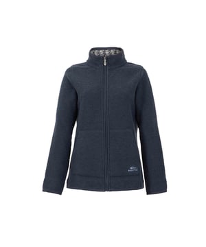 86% Bio-Baumwolle, 14% Recyceltes Polyester. Gewebe: Makkaroni Stoff. Design: Fisch, Logo. Durchgehender Reißverschluss. Taschenart: Zwei Stecktaschen. Bündchen: Mit Markenzeichen. Markenfutter, Hoch geschnitten. Saum: Hinten länger. Langärmlig. Nachhaltigkeit: Aus recyceltem Material. 34 DE: 84 cm. 36 DE: 88,9 cm. 38 DE: 93,98 cm. 40 DE: 99 cm. 46 DE: 115,57 cm. 48 DE: 120,65 cm. 44 DE: 112 cm. 42 DE: 104 cm.