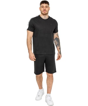 Verbeter je casual look met het Kruze Heren Tape Tracksuit, dat comfort en stijl combineert. Het T-shirt heeft een geribde ronde hals en tape details op de mouwen voor een sportieve touch, met een Kruze rubber print op de borst voor een kenmerkende stijl. De fleece shorts hebben een normale pasvorm, elastische tailleband met aantrekkoord en tape design aan de zijkanten. Een Kruze-rubberprint op de linkerdij zorgt voor een gedurfde afwerking, terwijl de zachte fleecevoering voor comfort zorgt.