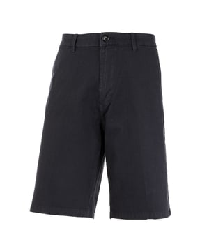 De GAS herenshorts combineren praktisch en casual stijl in een veelzijdig, modern ontwerp. Gemaakt van kwaliteitsmaterialen bieden ze comfort en bewegingsvrijheid, perfect voor vrije tijd of warmere dagen. Met zorgvuldige details en essentiële lijnen weerspiegelen ze de authenticiteit van het merk, ideaal voor dynamische mannen die op zoek zijn naar een ontspannen maar verfijnde stijl.