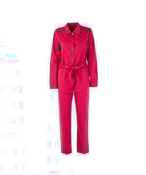 Ontdek de denim jumpsuit voor dames van REIGN, gemaakt van hoogwaardig denim voor duurzaamheid en comfort. Het moderne ontwerp wordt versterkt door een taillebepalende riem die het silhouet benadrukt. Perfect om een casual look met gemak om te toveren in een elegantere look.