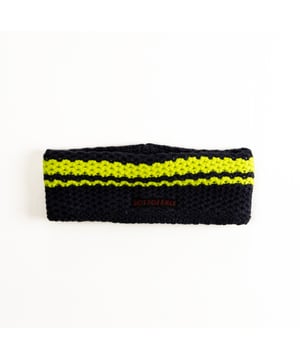 De multifunctionele hoofdband van SCUOLA NAUTICA ITALIANA is een veelzijdig en praktisch accessoire, ideaal voor wie houdt van een dynamische stijl. Hij is gemaakt van lichtgewicht en ademend materiaal en kan worden gebruikt als nekwarmer, bandana of hoofdband. Het ontwerp is geïnspireerd op de maritieme wereld en de zorgvuldige details maken het perfect om een casual en functionele look voor elke gelegenheid af te maken.