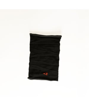 De multifunctionele hoofdband van SCUOLA NAUTICA ITALIANA is een veelzijdig en praktisch accessoire, ideaal voor wie houdt van een dynamische stijl. Hij is gemaakt van lichtgewicht en ademend materiaal en kan worden gebruikt als nekwarmer, bandana of hoofdband. Het ontwerp is geïnspireerd op de maritieme wereld en de zorgvuldige details maken het perfect om een casual en functionele look voor elke gelegenheid af te maken.