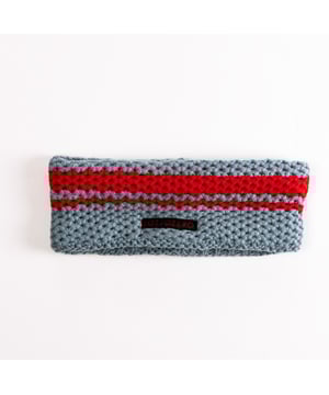 De multifunctionele hoofdband van SCUOLA NAUTICA ITALIANA is een veelzijdig en praktisch accessoire, ideaal voor wie houdt van een dynamische stijl. Hij is gemaakt van lichtgewicht en ademend materiaal en kan worden gebruikt als nekwarmer, bandana of hoofdband. Het ontwerp is geïnspireerd op de maritieme wereld en de zorgvuldige details maken het perfect om een casual en functionele look voor elke gelegenheid af te maken.
