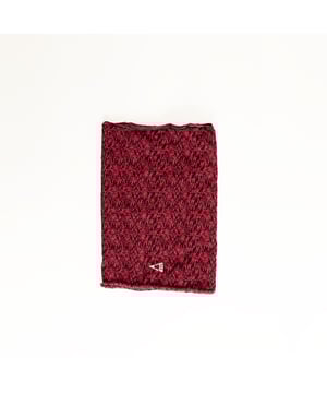 De multifunctionele hoofdband van SCUOLA NAUTICA ITALIANA is een veelzijdig en praktisch accessoire, ideaal voor wie houdt van een dynamische stijl. Hij is gemaakt van lichtgewicht en ademend materiaal en kan worden gebruikt als nekwarmer, bandana of hoofdband. Het ontwerp is geïnspireerd op de maritieme wereld en de zorgvuldige details maken het perfect om een casual en functionele look voor elke gelegenheid af te maken.