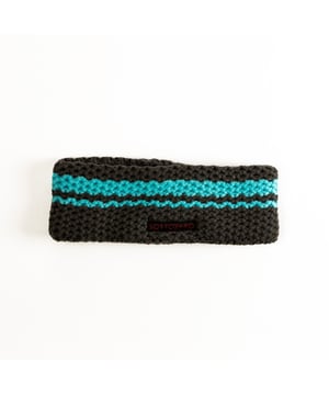 De multifunctionele hoofdband van SCUOLA NAUTICA ITALIANA is een veelzijdig en praktisch accessoire, ideaal voor wie houdt van een dynamische stijl. Hij is gemaakt van lichtgewicht en ademend materiaal en kan worden gebruikt als nekwarmer, bandana of hoofdband. Het ontwerp is geïnspireerd op de maritieme wereld en de zorgvuldige details maken het perfect om een casual en functionele look voor elke gelegenheid af te maken.