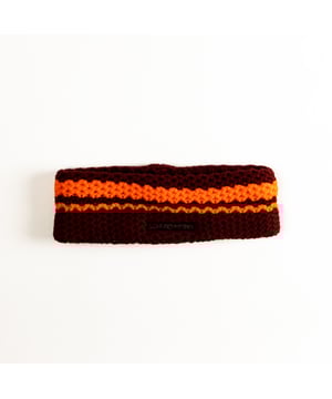 De multifunctionele hoofdband van SCUOLA NAUTICA ITALIANA is een veelzijdig en praktisch accessoire, ideaal voor wie houdt van een dynamische stijl. Hij is gemaakt van lichtgewicht en ademend materiaal en kan worden gebruikt als nekwarmer, bandana of hoofdband. Het ontwerp is geïnspireerd op de maritieme wereld en de zorgvuldige details maken het perfect om een casual en functionele look voor elke gelegenheid af te maken.
