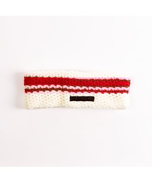 De multifunctionele hoofdband van SCUOLA NAUTICA ITALIANA is een veelzijdig en praktisch accessoire, ideaal voor wie houdt van een dynamische stijl. Hij is gemaakt van lichtgewicht en ademend materiaal en kan worden gebruikt als nekwarmer, bandana of hoofdband. Het ontwerp is geïnspireerd op de maritieme wereld en de zorgvuldige details maken het perfect om een casual en functionele look voor elke gelegenheid af te maken.