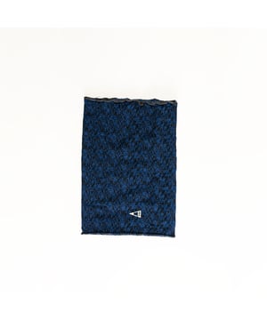 De multifunctionele hoofdband van SCUOLA NAUTICA ITALIANA is een veelzijdig en praktisch accessoire, ideaal voor wie houdt van een dynamische stijl. Hij is gemaakt van lichtgewicht en ademend materiaal en kan worden gebruikt als nekwarmer, bandana of hoofdband. Het ontwerp is geïnspireerd op de maritieme wereld en de zorgvuldige details maken het perfect om een casual en functionele look voor elke gelegenheid af te maken.