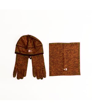 Das Set aus Mütze, Handschuhen und Halswärmer von SCUOLA NAUTICA ITALIANA ist das ideale Accessoire, um dem Winter mit Stil und Komfort zu begegnen. Aus weichen, warmen Materialien gefertigt, garantiert es Schutz vor niedrigen Temperaturen. Das aufeinander abgestimmte Design, das von der maritimen Welt inspiriert ist, vereint Funktionalität und Eleganz und eignet sich perfekt, um einen lässigen und funktionalen Look für jede Gelegenheit zu vervollständigen.