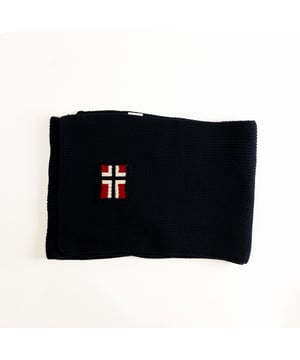 De sjaals van SCUOLA NAUTICA ITALIANA bieden warmte en stijl, perfect om de koudste dagen elegant tegemoet te treden. Gemaakt van zachte kwaliteitsmaterialen zorgen ze voor comfort en bescherming. Het klassieke ontwerp, verrijkt met details geïnspireerd door de maritieme wereld, maakt ze ideaal om een casual en verfijnde look af te maken, geschikt voor elke gelegenheid.