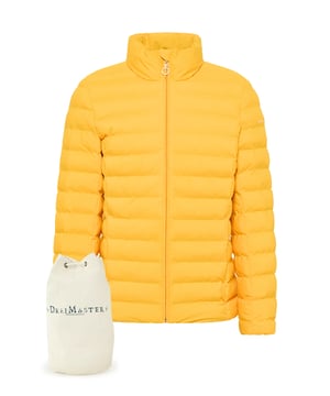 Additional bag material: 100% Baumwolle  Mit der Steppjacke von DreiMaster Maritim haben Sie einen Verbündeten für urbane Outdoor-Abenteuer. Das weiche Material ist mit Polyurethan beschichtet, das macht den Oberstoff wasser- und winddicht. Zwei seitliche Eingrifftaschen mit Reißverschluss, eine Innentasche und ein Logo-Print auf dem Oberarm machen das durchdachte Winteroutfit komplett. Zusammen mit einer praktischen Baumwolltasche. Der große Innenraum bietet Platz für viele Essentials und lässt sich durch Zugbänder zu schließen.  Anorak + Shopping Bag - SET