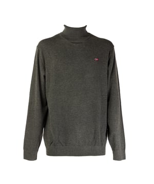 Die Herrenpullover von SCUOLA NAUTICA ITALIANA vereinen Stil und Zweckmäßigkeit, inspiriert von der faszinierenden Welt der Seefahrt. Aus hochwertigen Materialien gefertigt, bieten sie Komfort und Wärme, ideal für kühlere Tage. Ihr klassisches Design und die feinen Details machen sie perfekt für einen lässigen und doch eleganten Look, der die Leidenschaft für die nautische Tradition widerspiegelt.