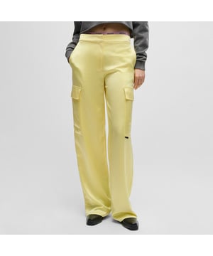 Dames HUGO Hakila Relaxed-fit cargo broek van satijn in geel.Extra lange cargo broek van HUGO Womenswear gesneden in een relaxte pasvorm van zacht satijn met een normale stijging en wijde pijpen.- Relaxed fit- Normale stijging- Haak- en ritssluiting- Wijde pijpen- Zakken onder voor: Franse zak- Ongevoerd- Pasvoetwijdte: 57.5cm (22.6 inches)- Hoofdmateriaal: 70% Polyester 30% Polyester.  Zakken: 100% Polyester.  Machinewasbaar.- Ref: 50511830-758