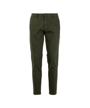 Herren-Sporthose der Marke Scuola Nautica Italiana, hergestellt aus hochwertigen Stoffen, die Komfort und Bewegungsfreiheit garantieren. Sie sind ideal für die Freizeit oder körperliche Aktivitäten und zeichnen sich durch ein modernes Design und feine Details wie funktionelle Taschen und elegante Oberflächen aus, die vom italienischen Nautikstil inspiriert sind. Perfekt für alle, die praktisch sein wollen, ohne auf Stil zu verzichten.