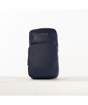 Die Herrenhandtasche von Bikkembergs ist ein praktisches und modernes Accessoire für alle, die einen funktionalen Stil suchen, ohne auf Eleganz zu verzichten. Gekennzeichnet durch ein minimalistisches Design und raffinierte Details, bietet sie Platz und Komfort für kleine Alltagsgegenstände. Die Bikkembergs-Tasche ist ideal für den dynamischen und detailverliebten Mann, der einen lässig-schicken Look mit einem Hauch von raffinierter Modernität vervollständigen möchte. Maße: 16 X 30,5 X 6 CM