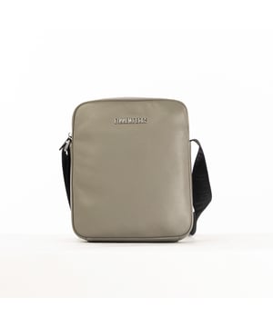 Die Herrenhandtasche von Bikkembergs ist ein praktisches und modernes Accessoire für alle, die einen funktionalen Stil suchen, ohne auf Eleganz zu verzichten. Gekennzeichnet durch ein minimalistisches Design und raffinierte Details, bietet sie Platz und Komfort für kleine Alltagsgegenstände. Die Bikkembergs-Tasche ist ideal für den dynamischen und detailverliebten Mann, der einen lässig-schicken Look mit einem Hauch von raffinierter Modernität vervollständigen möchte. Maße: 22 X 26 X 5,5 CM